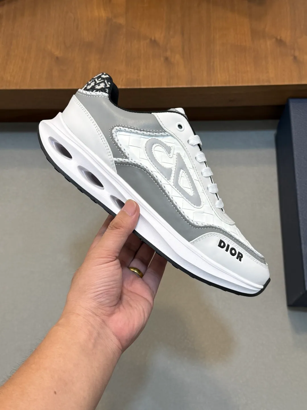 💰800 Dior's latest men's fashion sneakers. This item draws inspiration from retro jogging shoes. Featuring a thick, low-top design, it features a mesh fabric upper and an ultra-light rubber foam sole. The side is decorated with an embossed "Di~r" logo. Code number: 39-44 (order 38, 45, 46)